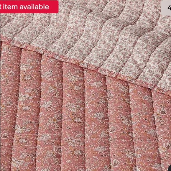 Elegant Pink Patterned Quilt - Picture 1 of 4